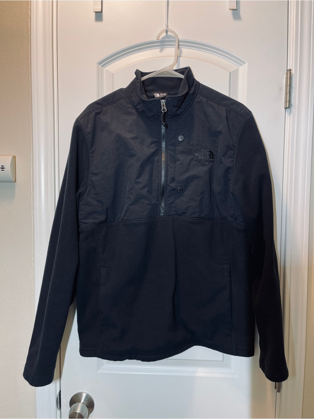 The North Face Men's Black Half-Zip Lightweight Fleece Pullover